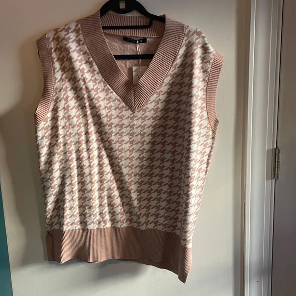 Simpler Split Hem Houndstooth Sweater Vest - Picture 2 of 2